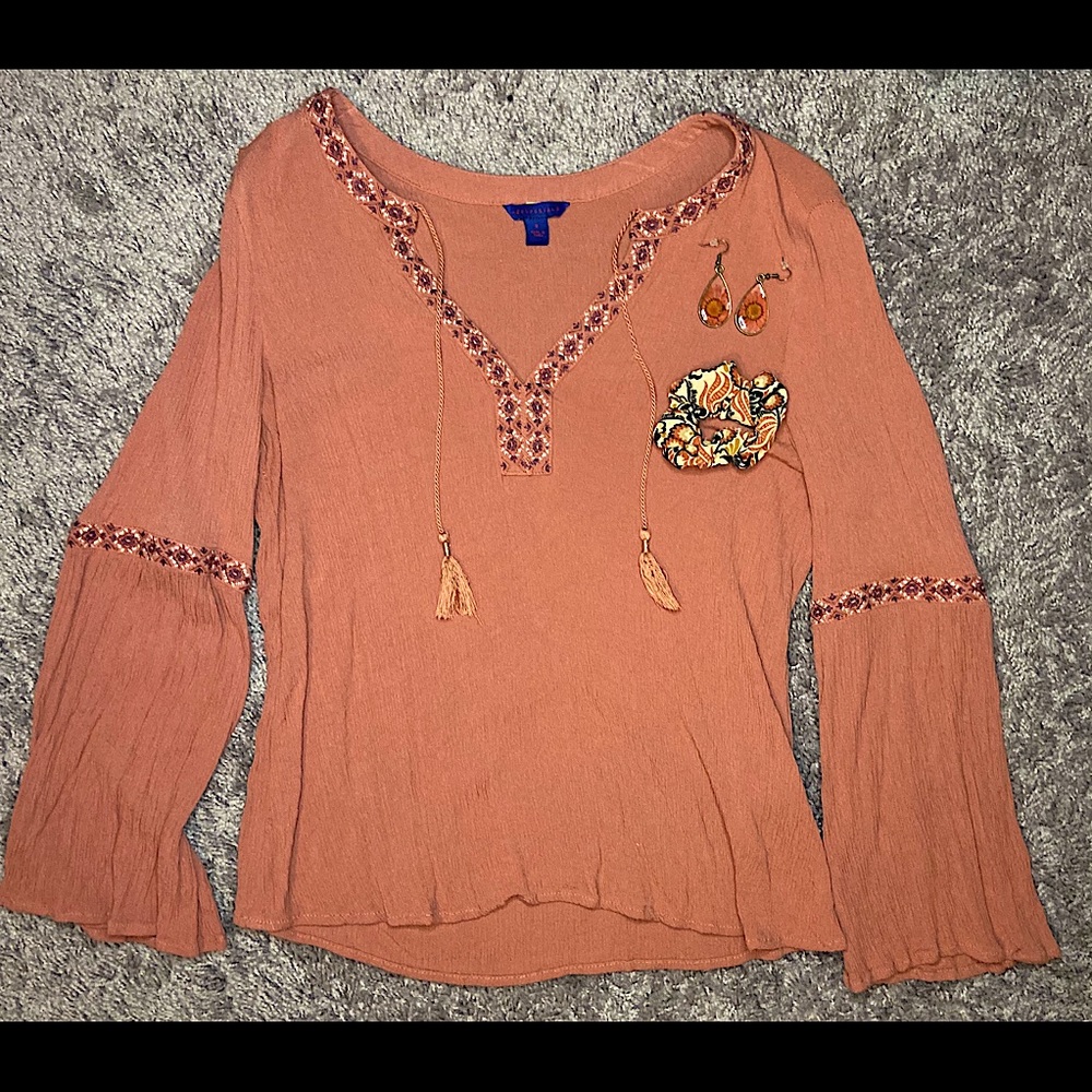 Boho bell sleeve top 🌈🍄🪐